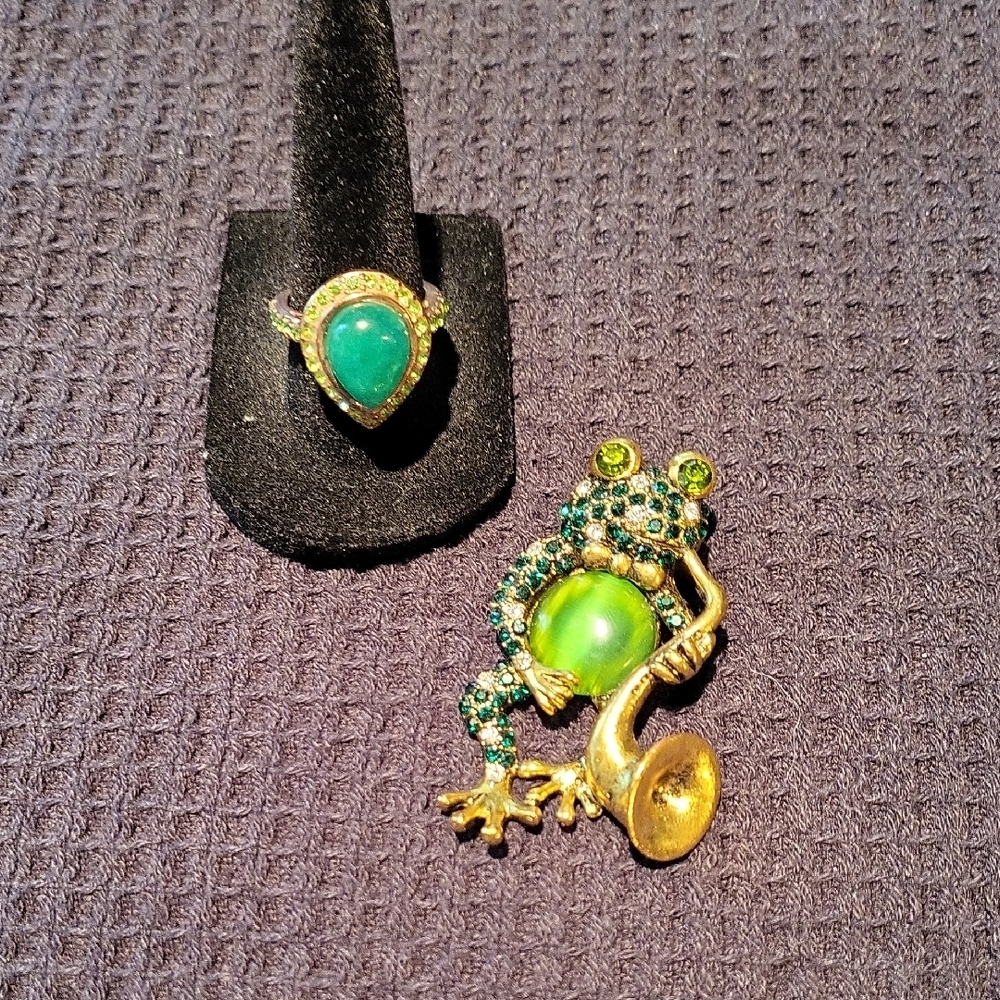 Vintage Elegant Green and Gold Frog Brooch / Pendant And Ring